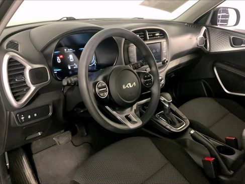 Used 2025 Kia Soul LX w/ LX Technology Package FWD image 15