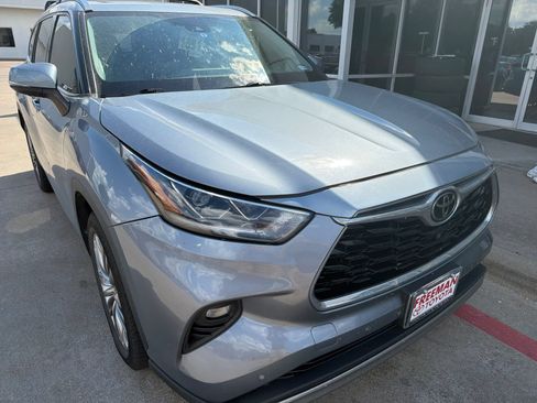 Used 2021 Toyota Highlander Platinum FWD image 4