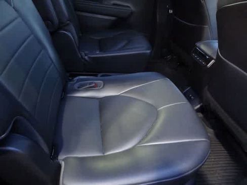 Used 2021 Toyota Highlander XLE AWD/4WD image 18