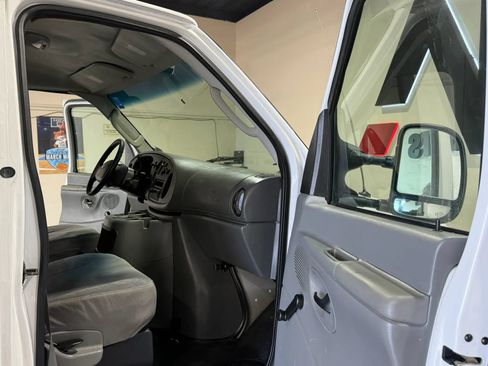 Used 2005 Ford E-350 and Econoline 350 Super Duty RWD image 17
