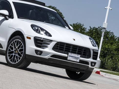 Used 2018 Porsche Macan AWD/4WD image 36
