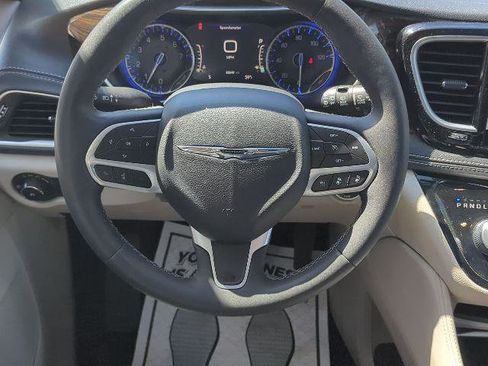 Certified 2023 Chrysler Pacifica Limited FWD image 8