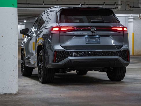 New 2025 Volkswagen Tiguan SE R-Line image 5