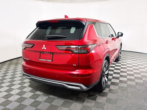 Used 2025 Mitsubishi Outlander SE FWD image 3
