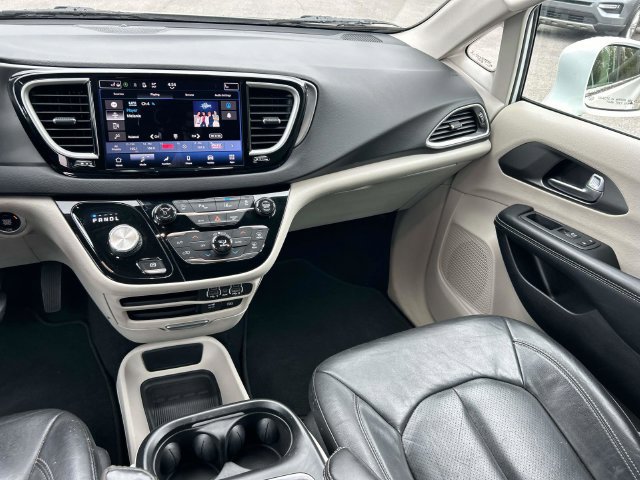 Used 2022 Chrysler Pacifica Touring-L FWD image 15