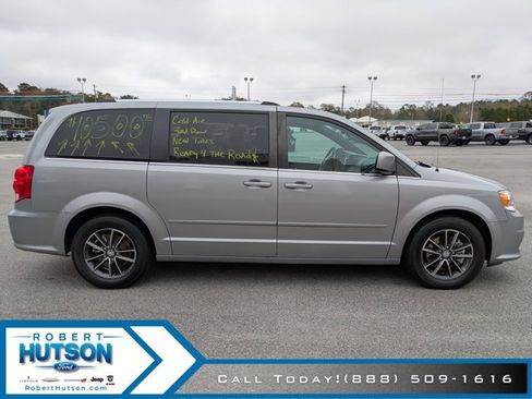 Used 2017 Dodge Grand Caravan SXT image 6