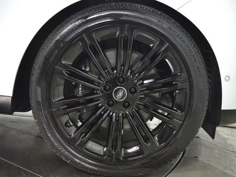 Certified 2025 Land Rover Range Rover Long Wheelbase SE AWD/4WD image 12