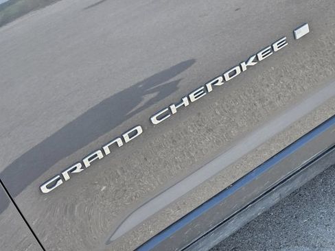Used 2024 Jeep Grand Cherokee Laredo RWD image 11