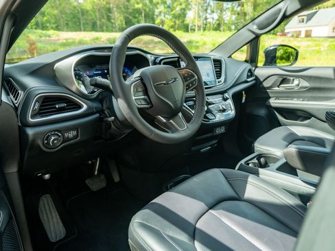 Used 2025 Chrysler Pacifica Select FWD image 10