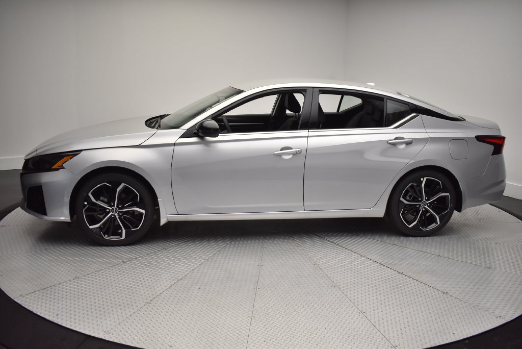Used 2025 Nissan Altima 2.5 SR FWD image 8