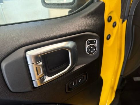 Used 2019 Jeep Wrangler Unlimited Sahara AWD/4WD image 12