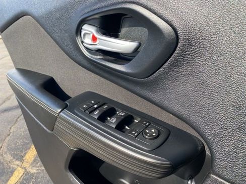 Used 2016 Jeep Cherokee Latitude w/ Comfort/Convenience Group image 18