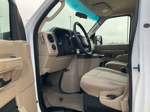 Used 2009 Ford E-350 and Econoline 350 XL RWD image 3