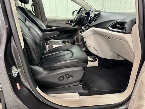 Used 2018 Chrysler Pacifica Touring-L Plus FWD image 11