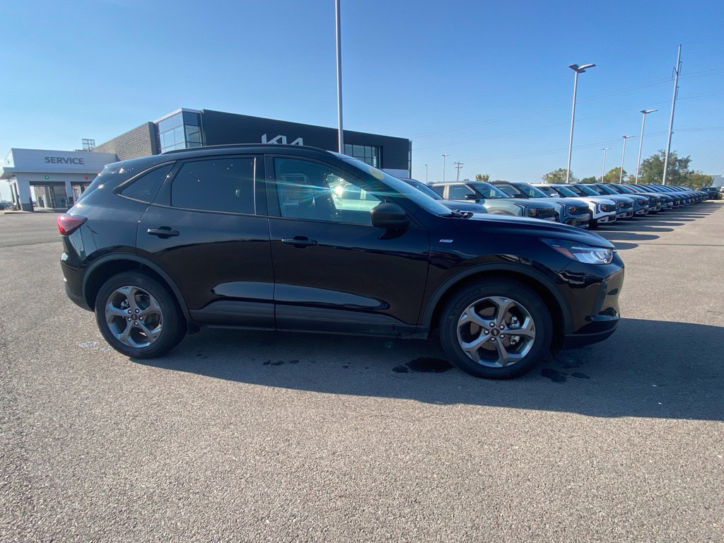 Used 2025 Ford Escape ST-Line FWD image 2