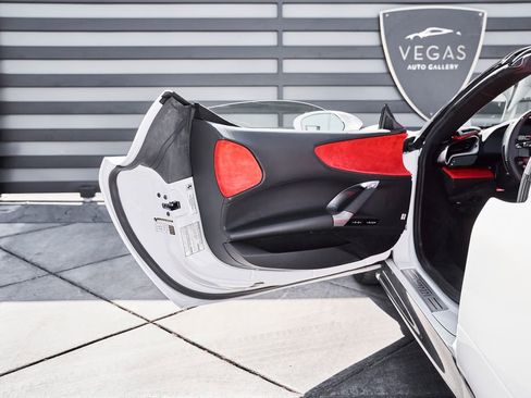 Used 2024 Ferrari SF90 Spider image 34