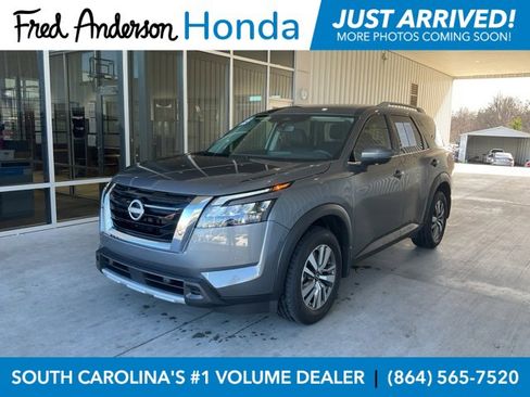 Used 2025 Nissan Pathfinder SL image 1