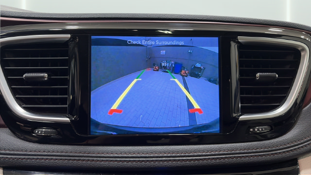 Used 2017 Chrysler Pacifica Limited w/ UConnect Theater Package FWD image 12