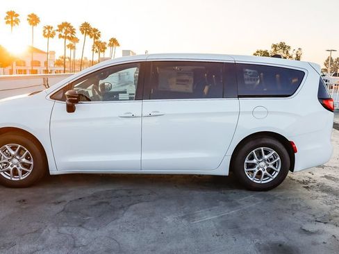 New 2027 Chrysler Pacifica Select FWD image 14