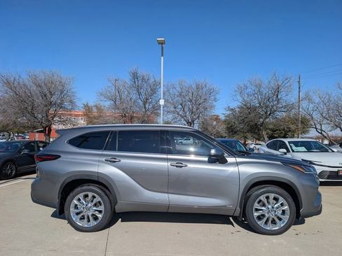 New 2026 Toyota Highlander Limited image 3