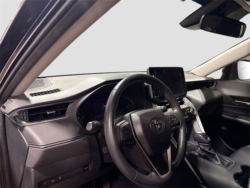 Used 2023 Toyota Venza LE image 11