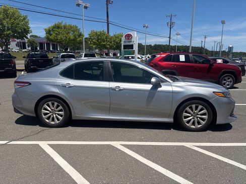 Used 2019 Toyota Camry LE w/ Convenience Package FWD image 3