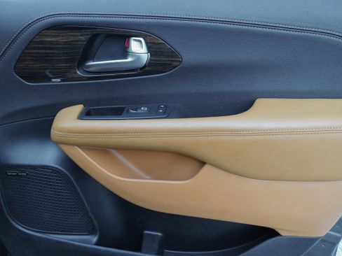 Used 2023 Chrysler Pacifica Pinnacle FWD image 32