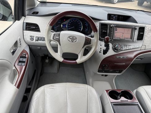 Used 2012 Toyota Sienna Limited w/ Premium Pkg FWD image 16
