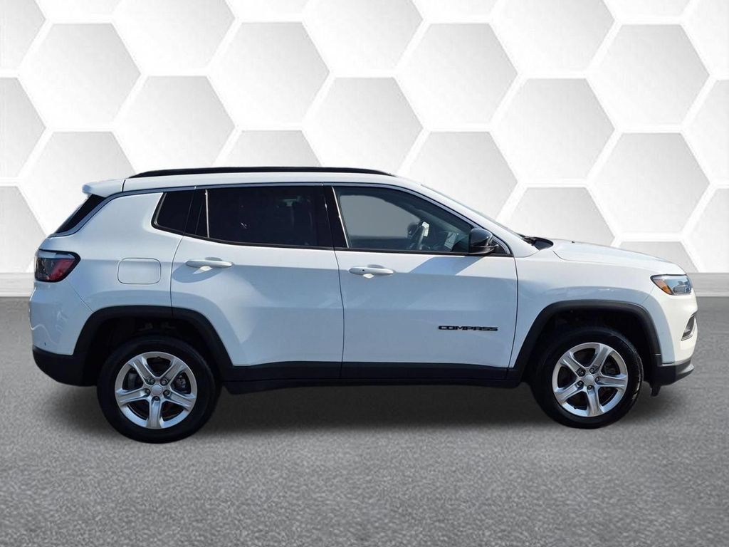 Used 2023 Jeep Compass Latitude AWD/4WD image 2