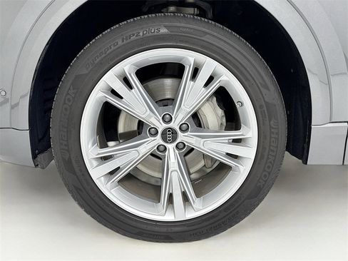 Used 2023 Audi Q8 Premium image 31