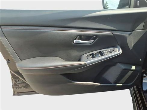 Used 2025 Nissan Sentra SR FWD image 14