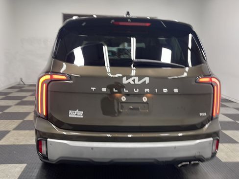 Used 2024 Kia Telluride EX w/ EX Captain's Chair Package AWD/4WD image 18