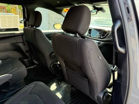 Used 2023 Chrysler Pacifica Touring FWD image 17