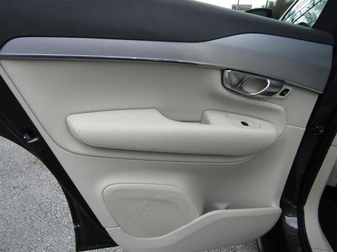 Used 2018 Volvo XC90 T5 Momentum w/ Convenience Package image 33