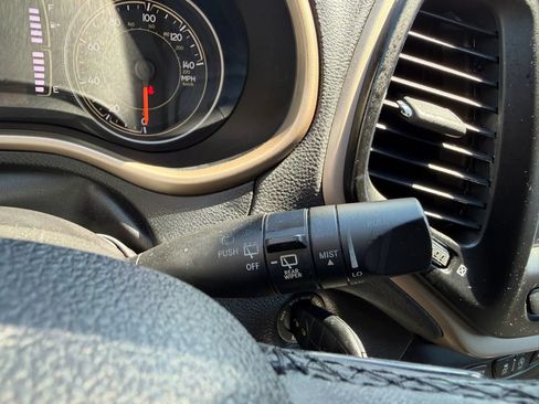 Used 2016 Jeep Cherokee Latitude FWD image 17