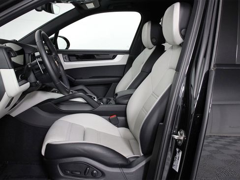 Used 2025 Porsche Cayenne S image 5