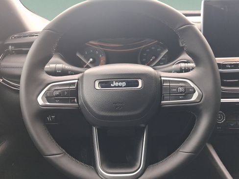 Used 2025 Jeep Compass Latitude w/ Convenience Group AWD/4WD image 19