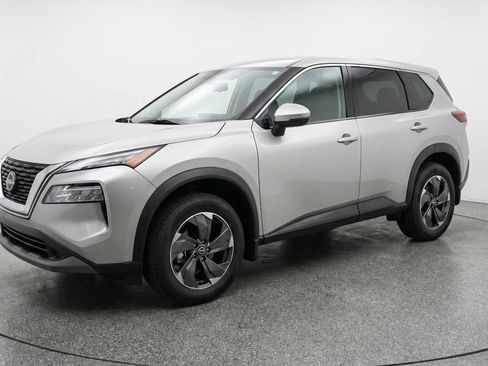 Used 2025 Nissan Rogue SV image 3