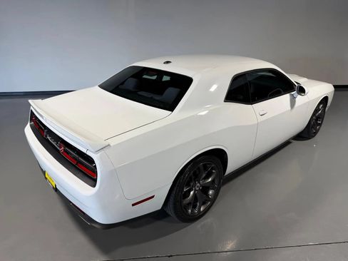 Used 2018 Dodge Challenger SXT RWD image 31