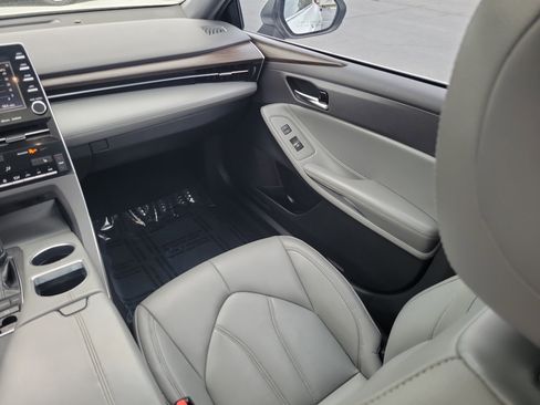 Certified 2019 Toyota Avalon XLE w/ Moonroof Package FWD image 14