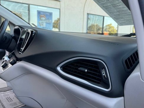 Used 2023 Chrysler Pacifica Touring-L FWD image 23