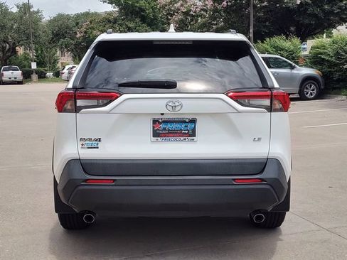 Used 2021 Toyota RAV4 LE FWD image 4
