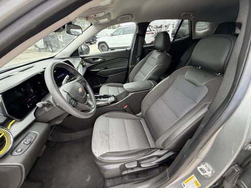 Used 2025 Chevrolet Trax LT FWD image 28