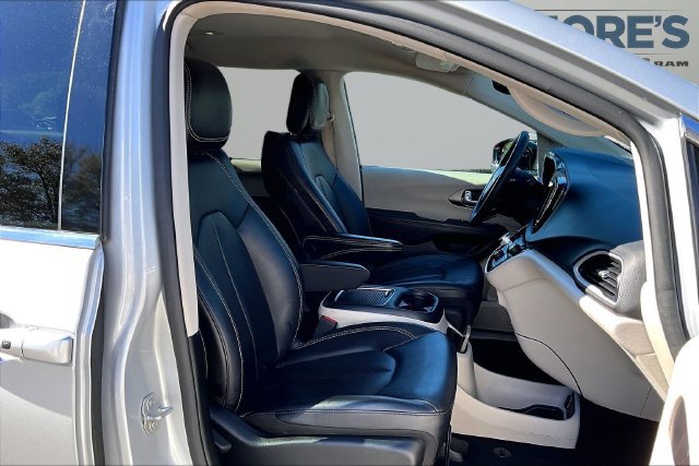 Used 2024 Chrysler Pacifica Touring-L FWD image 29