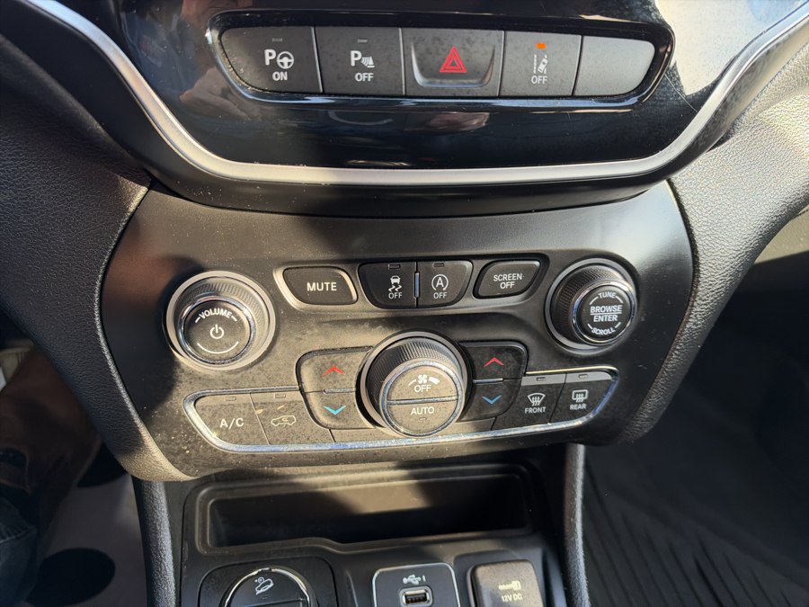 Used 2021 Jeep Cherokee Limited w/ Elite Package AWD/4WD image 25