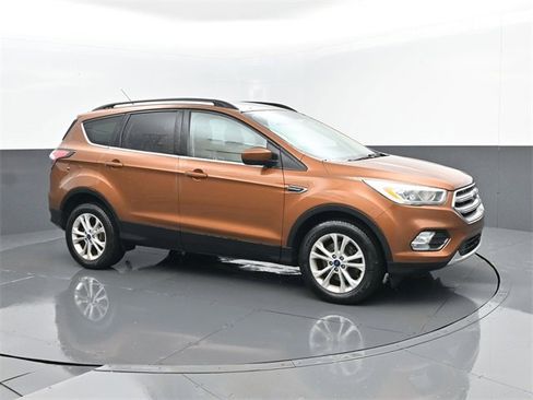 Used 2017 Ford Escape SE w/ Equipment Group 201A image 3