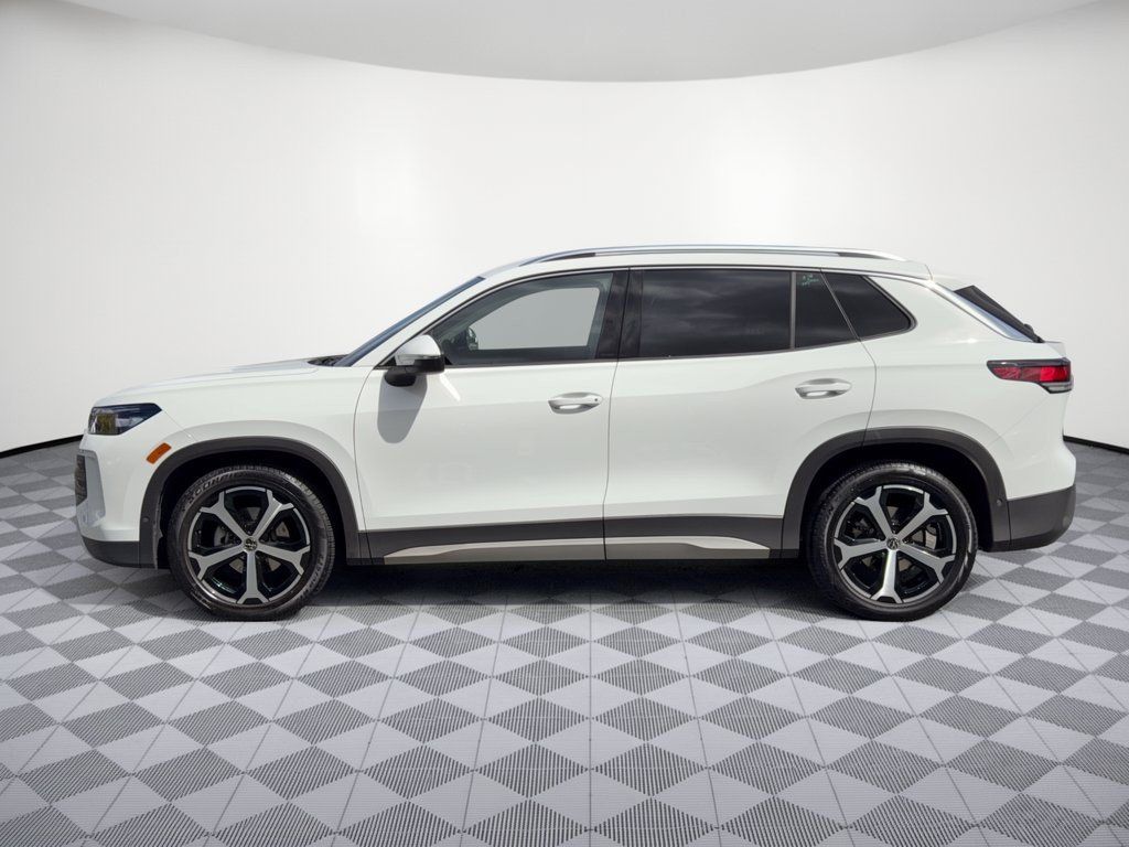 Used 2025 Volkswagen Tiguan SE FWD image 2