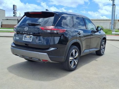 Used 2025 Nissan Rogue SL AWD/4WD image 5
