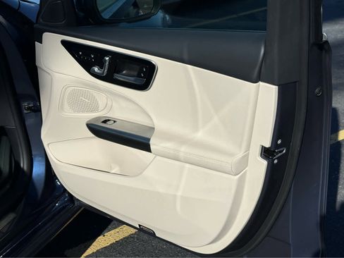 Used 2025 Mercedes-Benz C 300 4MATIC Sedan image 23