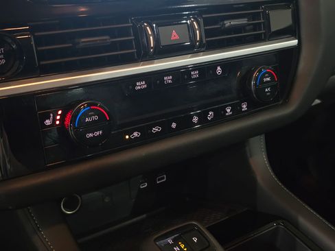 Used 2025 Nissan Pathfinder SL image 32